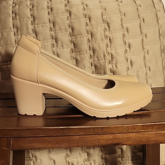Dream Pairs Low Block Heel Pumps Almond Round Toe size 8.5 - Picture 1 of 9